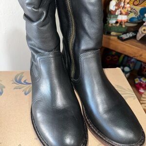 SOFTT LEANNA BLACK BOOT. 9M USED IN BOX.. EUC